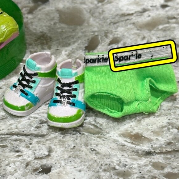 Rainbow High Series 1 Jade Hunter Green Fashion Doll with Stand and Extra Pieces - Picture 8 of 9